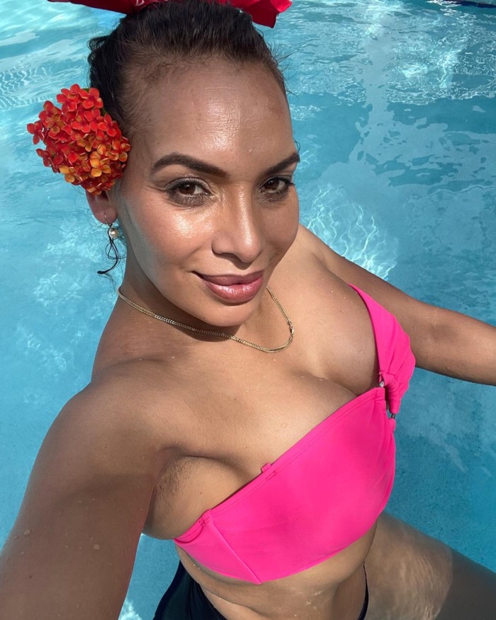 Llegando a ALCOY, tomasa un espectaculo de mujer