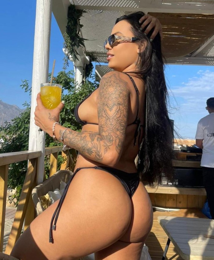 LIA brasileña: morena escort de lujo en Ibiza