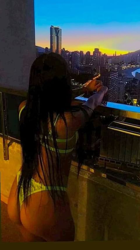 Latina cariñosa, cachonda y complaciente