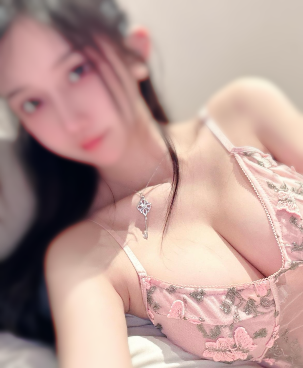 22 años BRUNETTE elegante y soicada GUAPÍSIMA