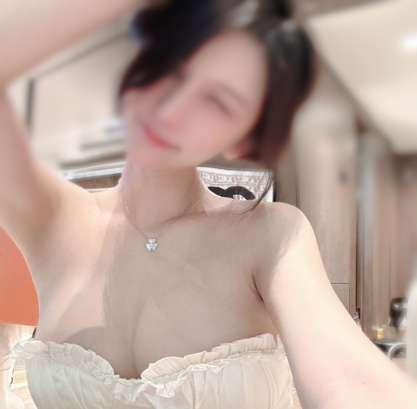 22 años BRUNETTE elegante y soicada GUAPÍSIMA