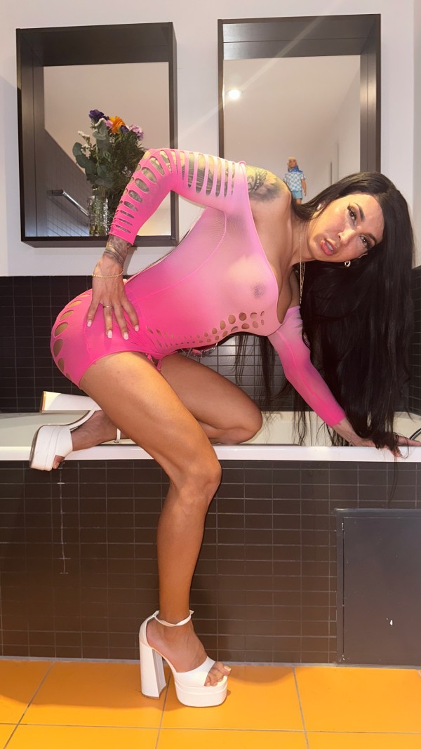 HOLA bebés  RUBIA FIESTERA COMPLACIENTE. COLOMBIANA