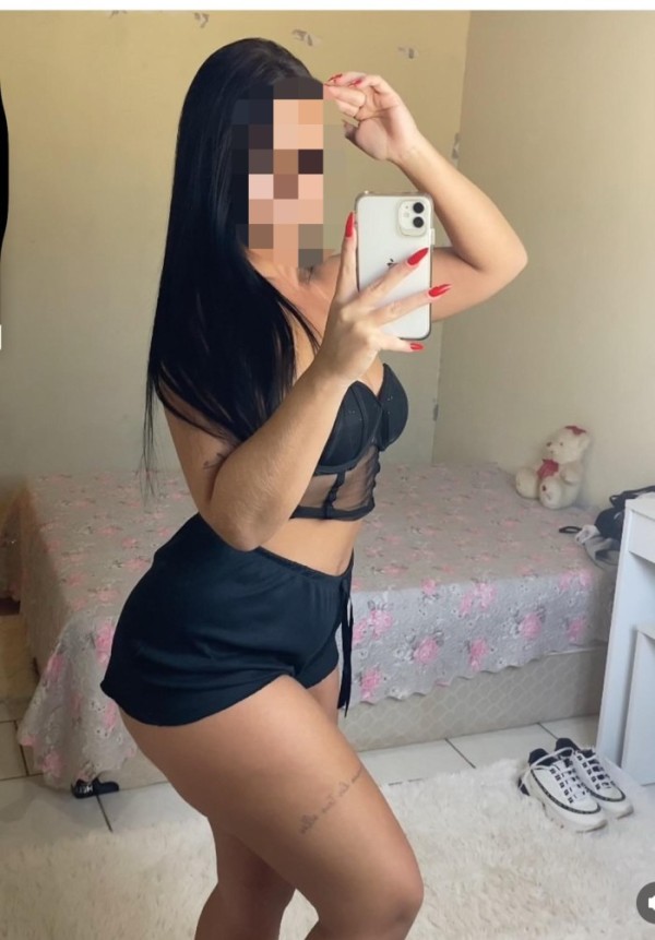 TU AMANTE RECIEN LLEGADA A TU CIUDAD FIESTERA