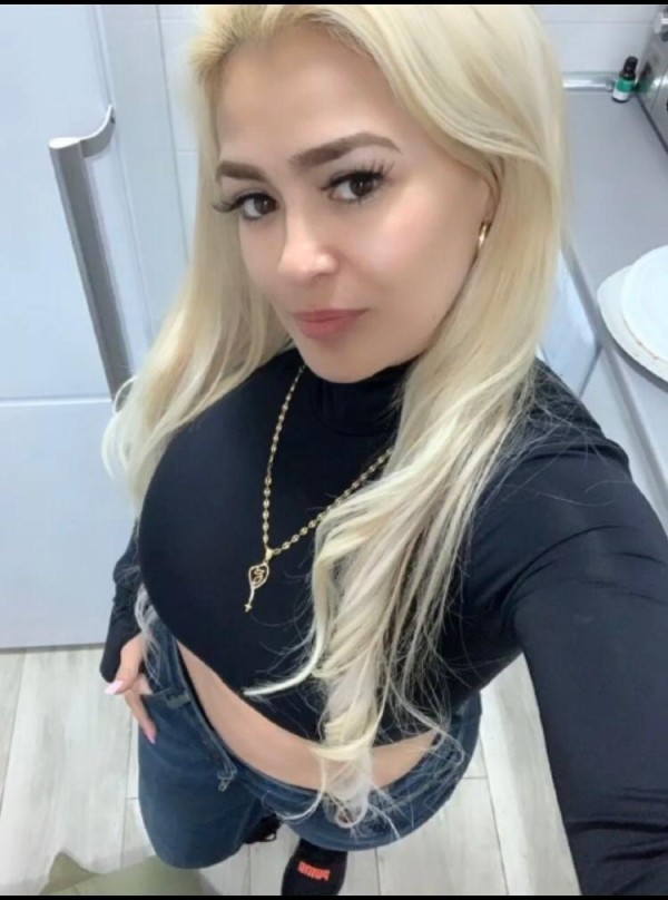 Rubia cachonda y atrevida
