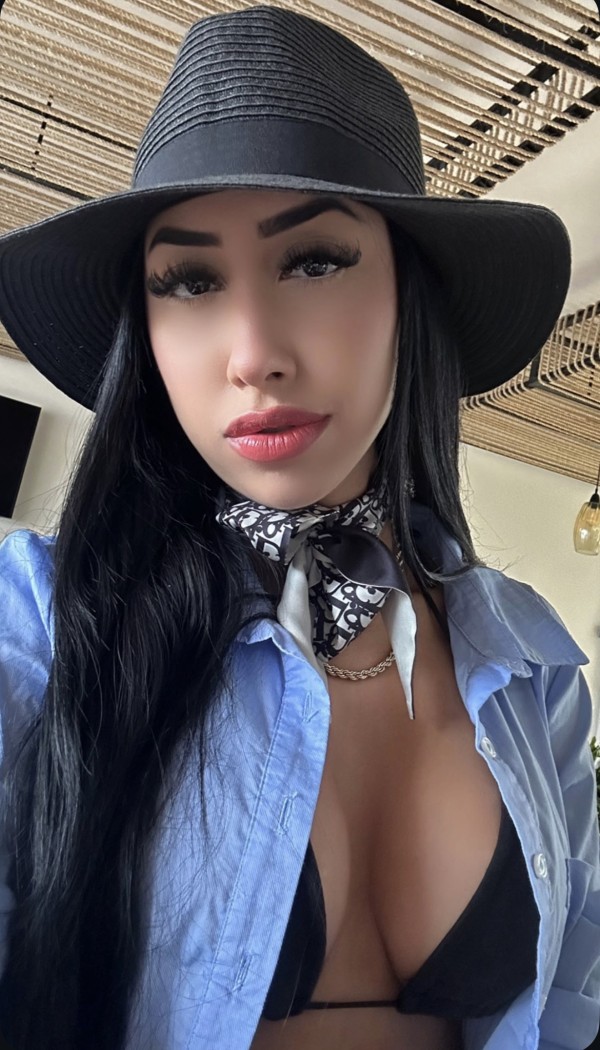 Reci茅n llegada ex贸tica putica fiestera activa y pasiva