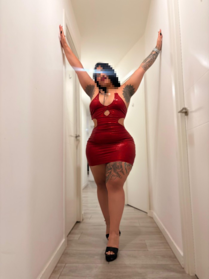 UNA CHICA GUARRA,  SEXI Y JUGUETONA