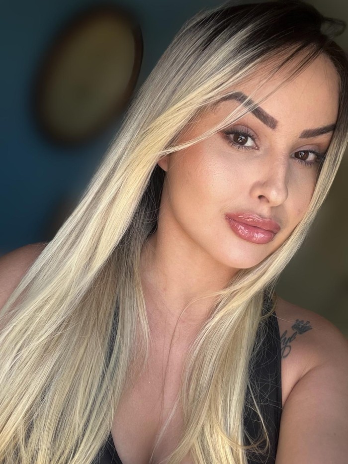 Anita brasileña jovencita rubia cuerpazo