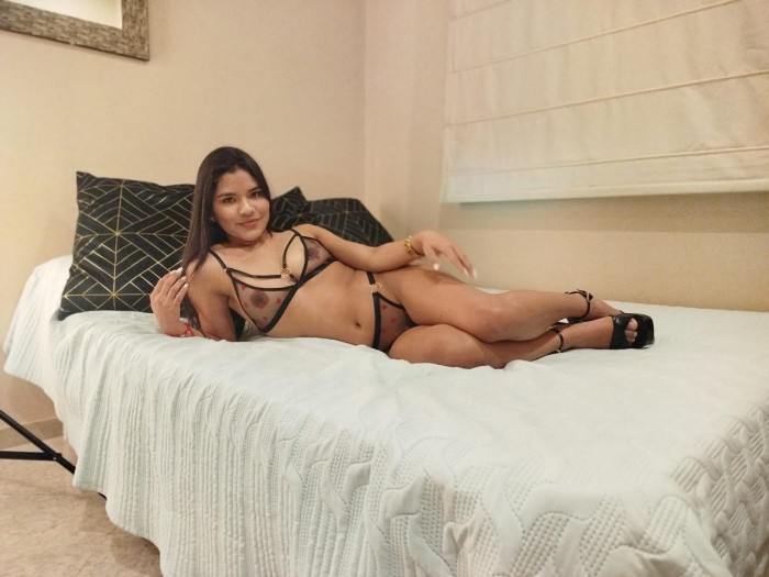 LATINA ATRACTIVA Y MUY COQUETA