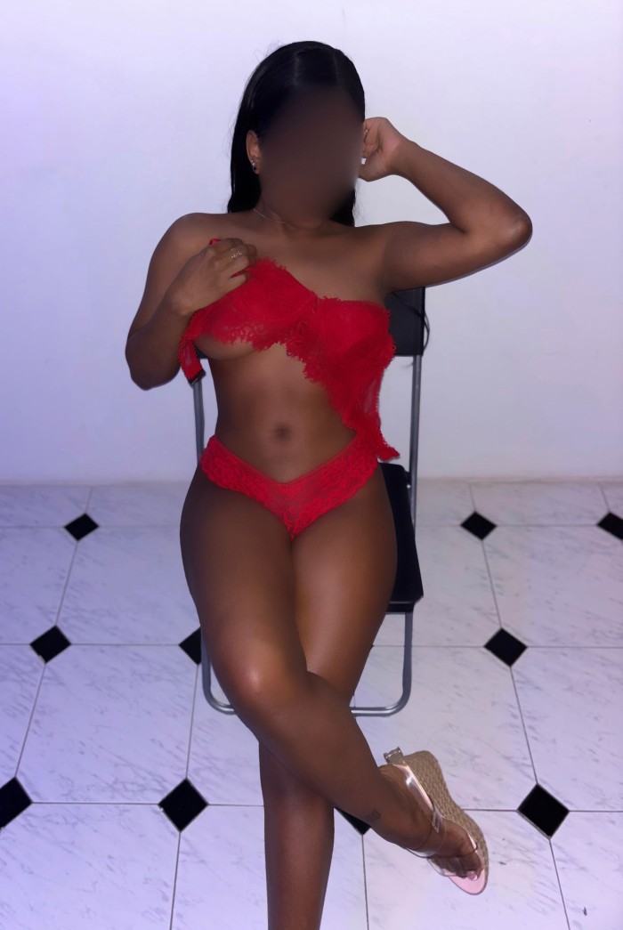 Deseosa de tener tu rica polla en mi coño