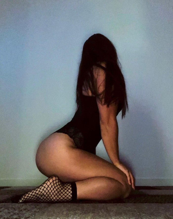 JOVENCITA CACHONDA Y FIESTERA EN TORRASA