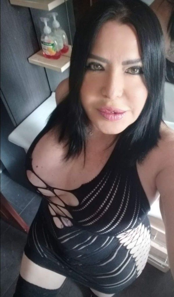 Susan madurita complaciente en la cama