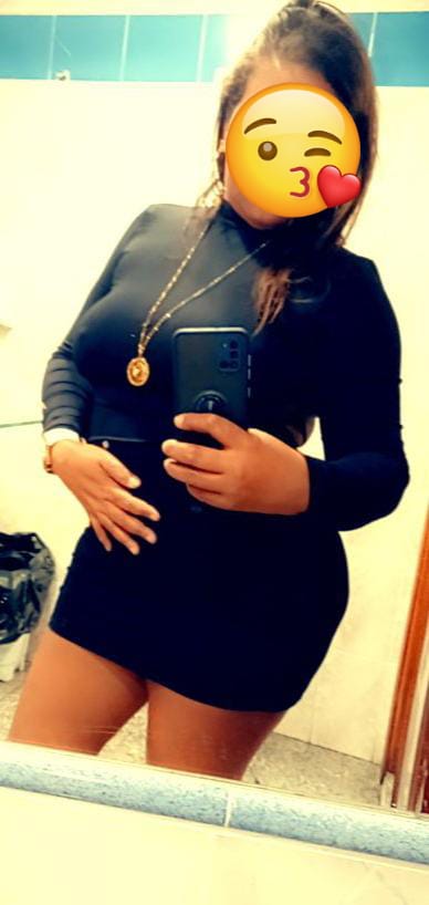 Mónica sexy y extrovertida