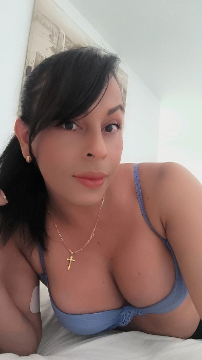 Dale a tu cuerpo un buen masaje con está morena trans