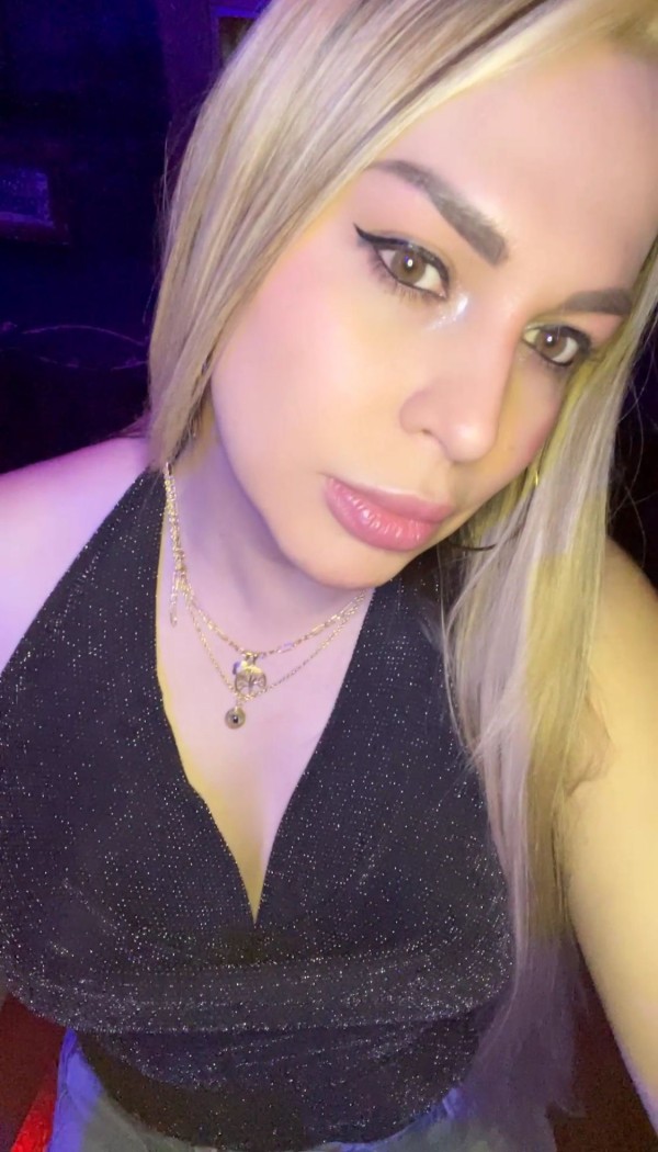 Rubia exótica cariñosa femenina ven