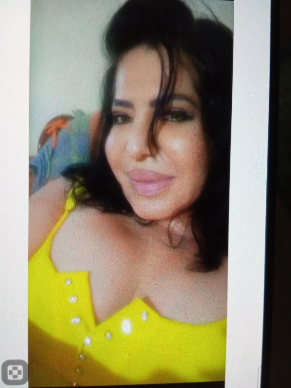 Susan madurita complaciente en la cama