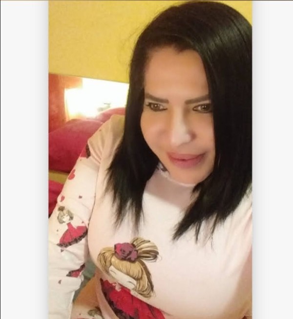 Susan madurita complaciente en la cama