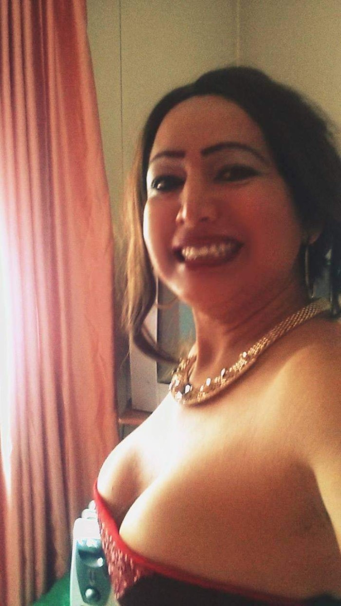 Kaxonda levantada con ganas de follar tetona