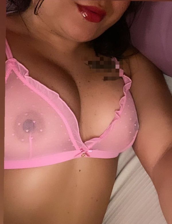 Jovencita foto real. Boquita juguetona. Francés natural