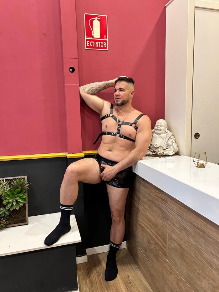 Sebastián latino fiestero a tope