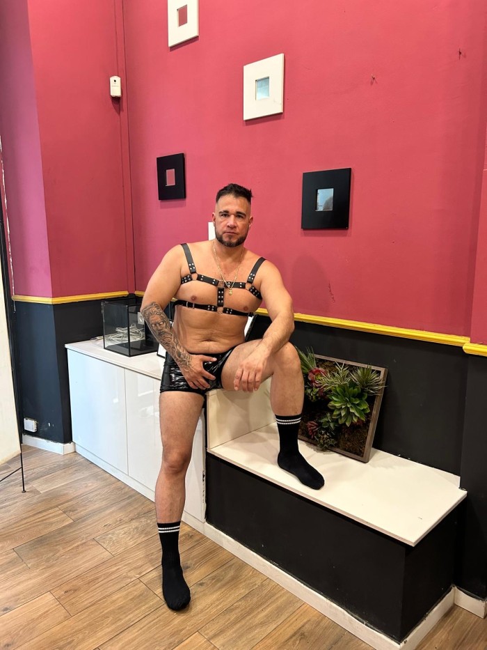 Sebastián latino fiestero a tope