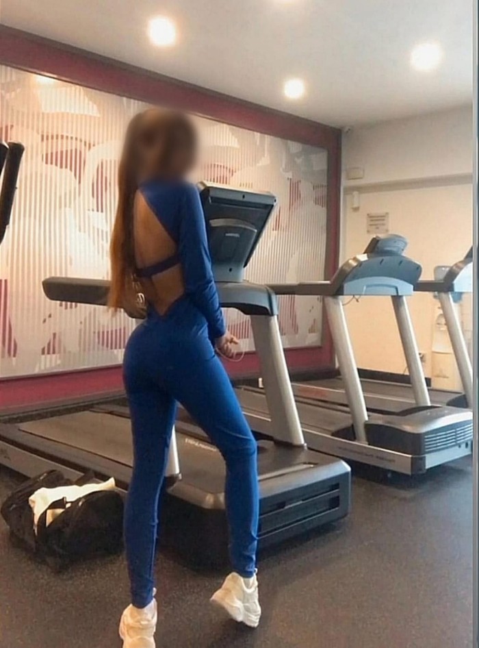 Latina complaciente y fiestera