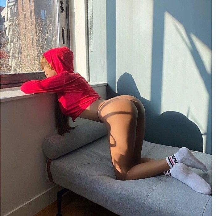 Latina complaciente y fiestera