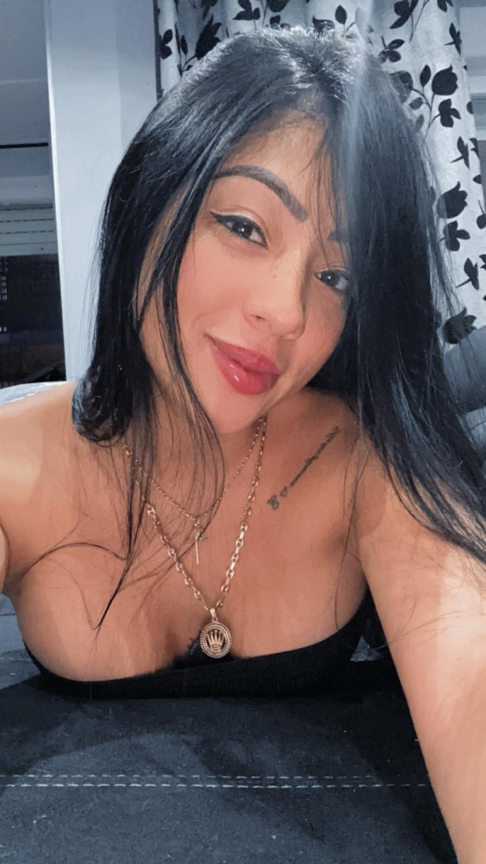 DESCOMPLICADA Y MUY ARDIENTE