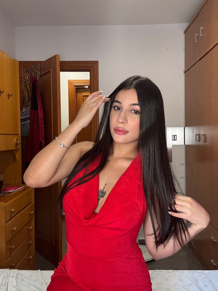 Isabella jovencita fiestera y complaciente
