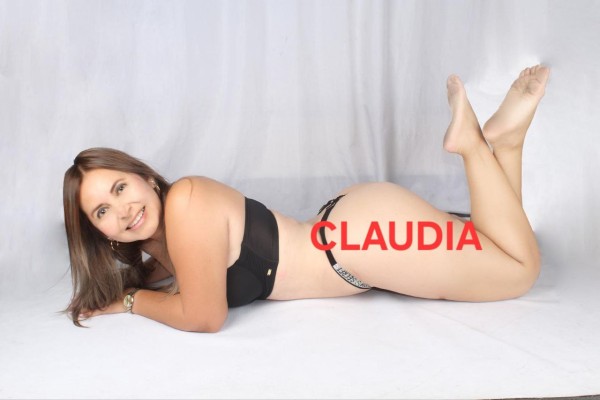 CLAUDIA……TODA LA NOCHE DISFRUTANDO……!!!