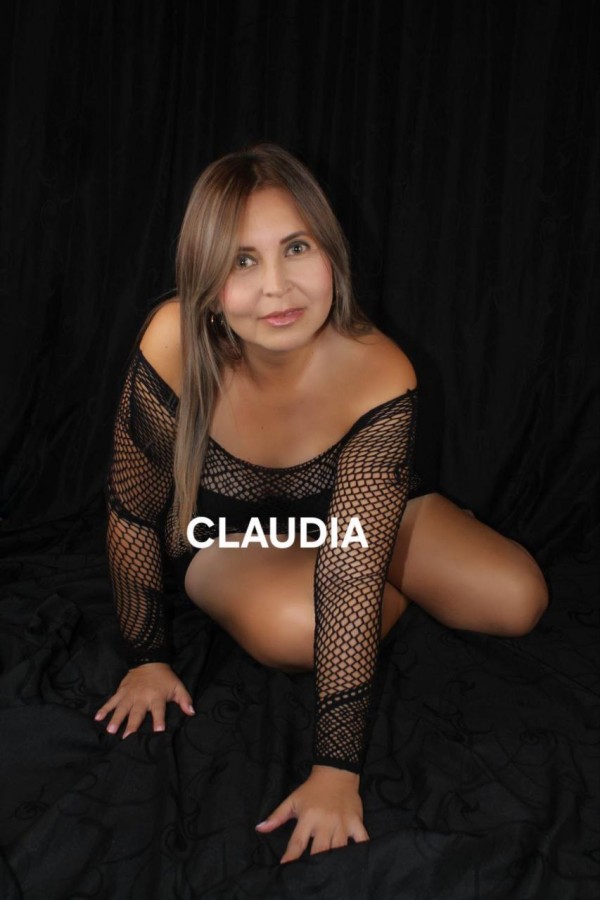 CLAUDIA……TODA LA NOCHE DISFRUTANDO……!!!