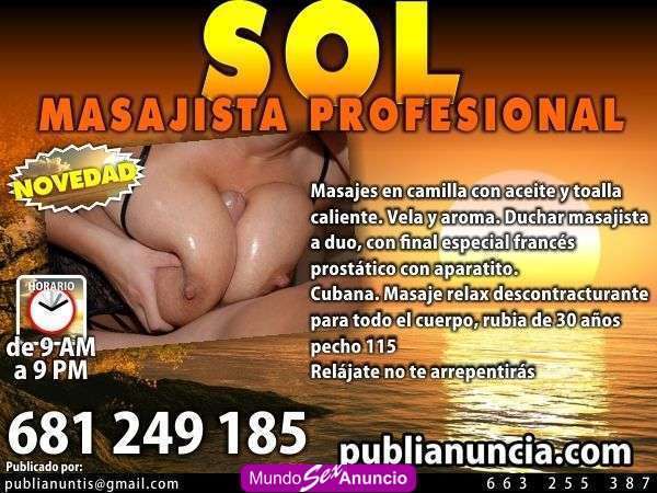 Masajista profesiinal en camilla