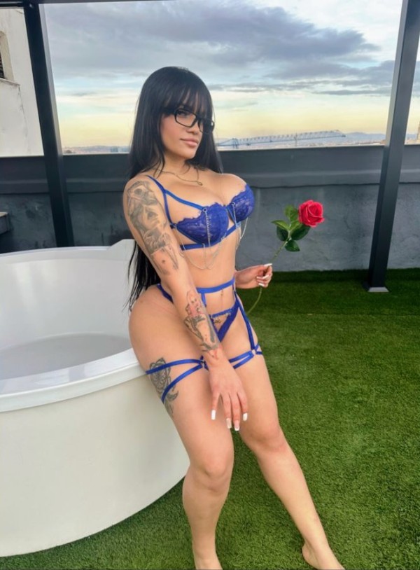 JOVEN FIESTERA POR PRIMERA VEZ EN TU CIUDAD