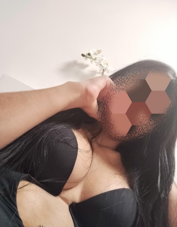 IMPLICADA MUJER DISPUESTA A DISFRUTAR