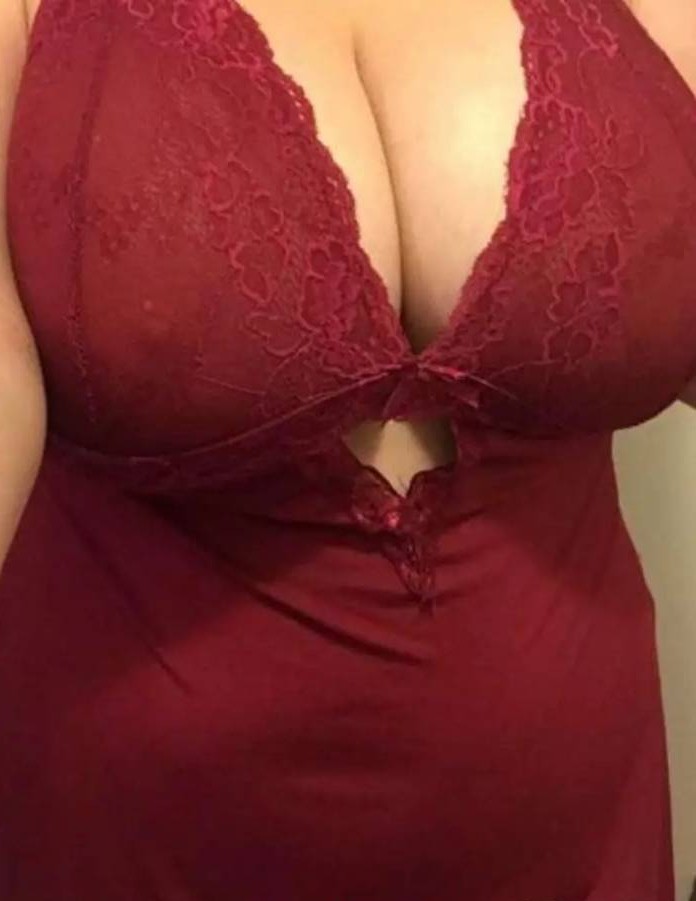 Madura sexy con pechos grandes.