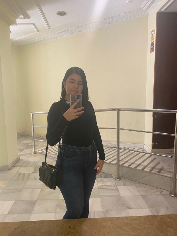 ENCANTADORA Y COMPLACIENTE