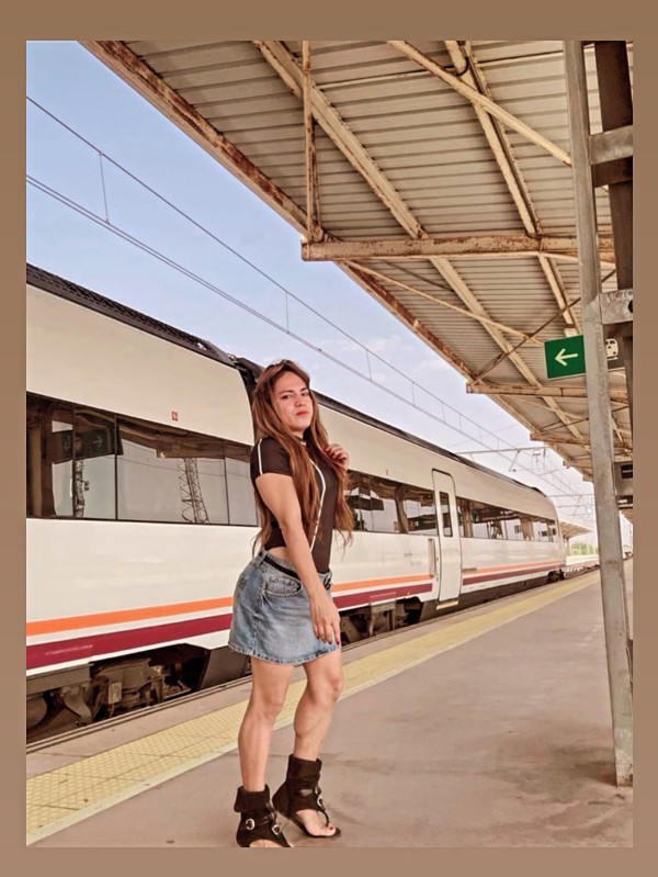 Trans garganta profunda dame leche en la garganta