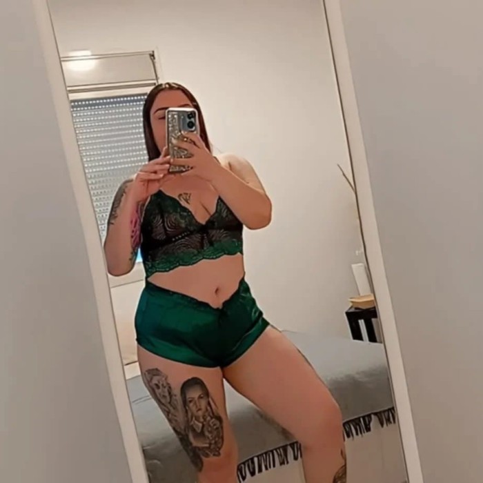 La diosa de la garganta profunda y ensalivada