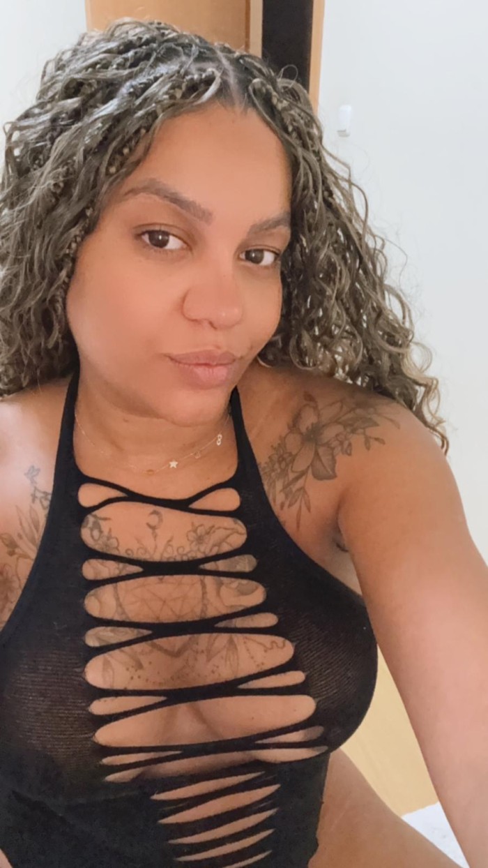 Latina fiestera tatuada muy entregada en la cama