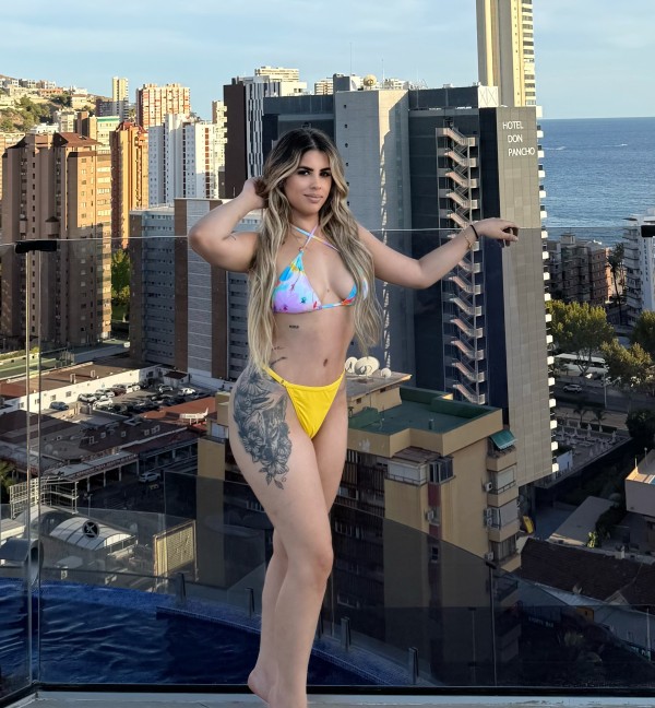 Elena  jovencita FRANCES NATURAL Y BESOS