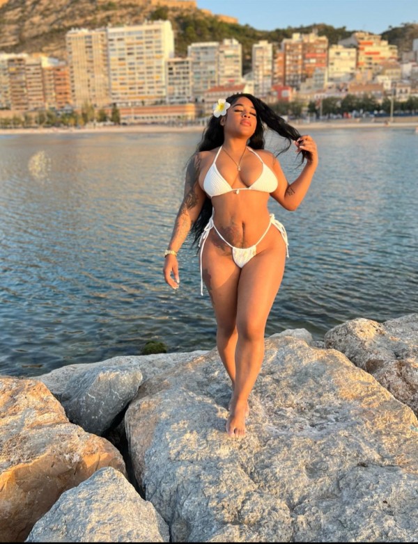 MORENITA JOVEN FOGOSA Y FIESTERA EN VIC