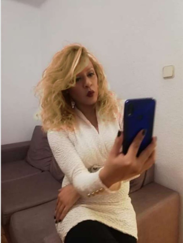 Morenaza de fuego caliente con un buen paquete