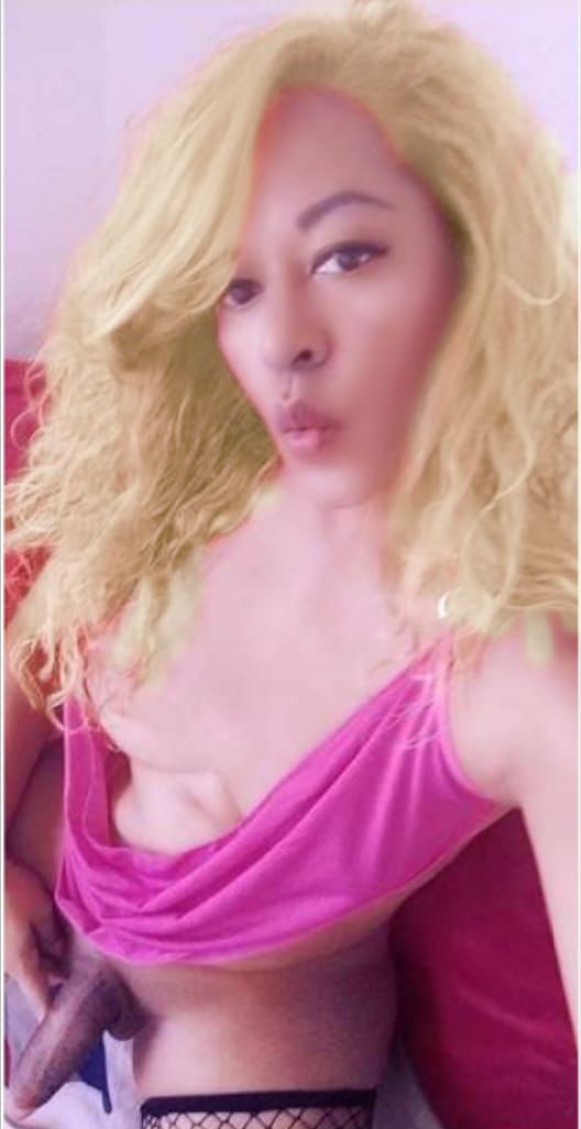 Morenaza de fuego caliente con un buen paquete