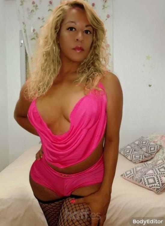 Morenaza de fuego caliente con un buen paquete