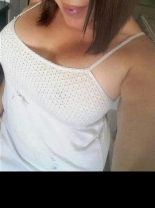 Susan madurita complaciente en la cama