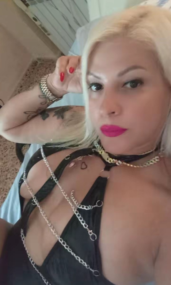 sol madurita fiestera viciosa en la cama me encanta pasarlo muy bien