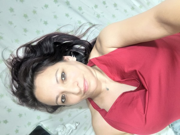 Chica educada con tema de conversación novedad