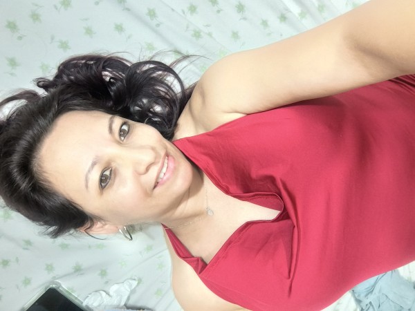 Chica educada con tema de conversación novedad