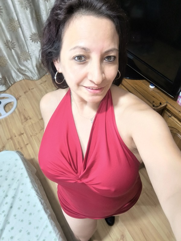 Chica educada con tema de conversación novedad