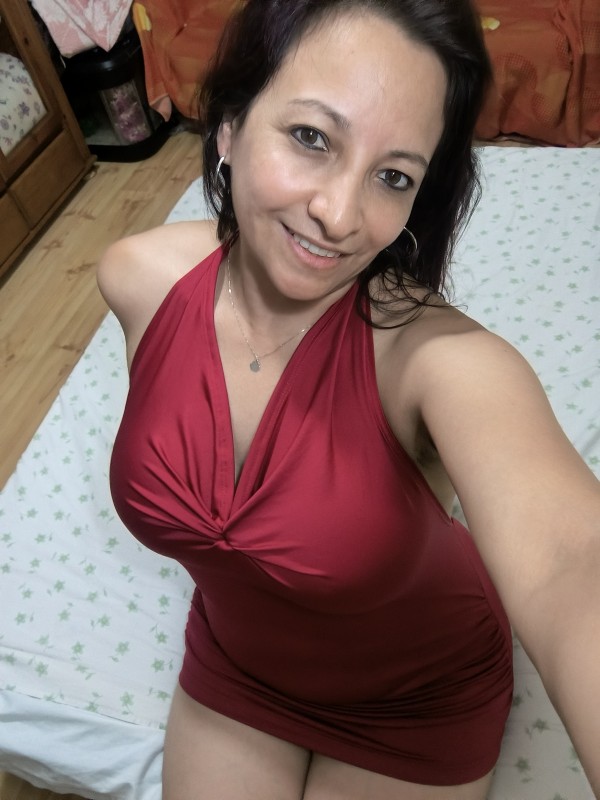 Chica educada con tema de conversación novedad