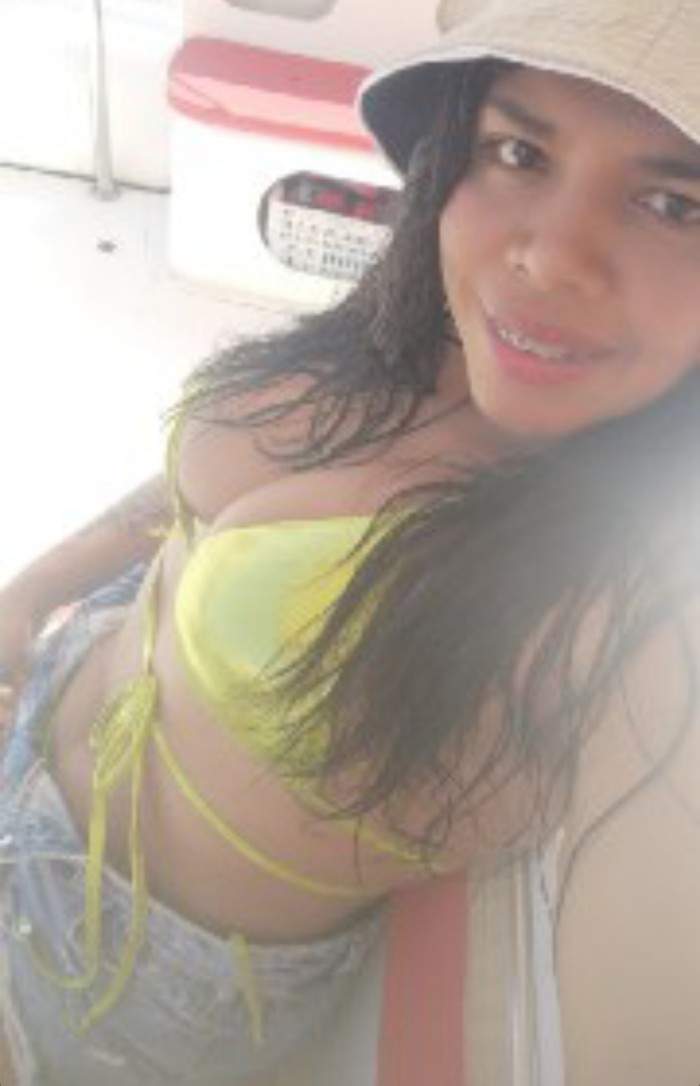 Latina con sitio particular y salidas por toda Bar